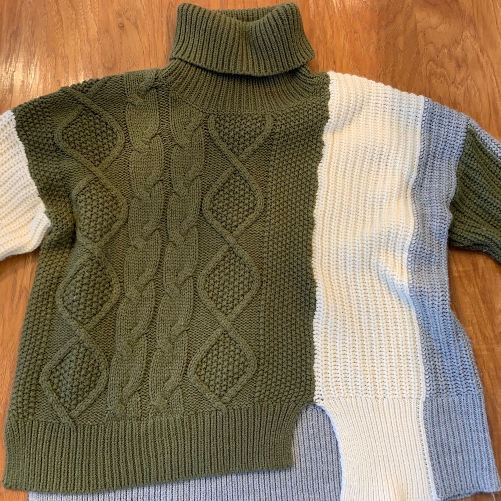 Shadow and Sky Woman’s Medium sweater/Green, Ivory and grey